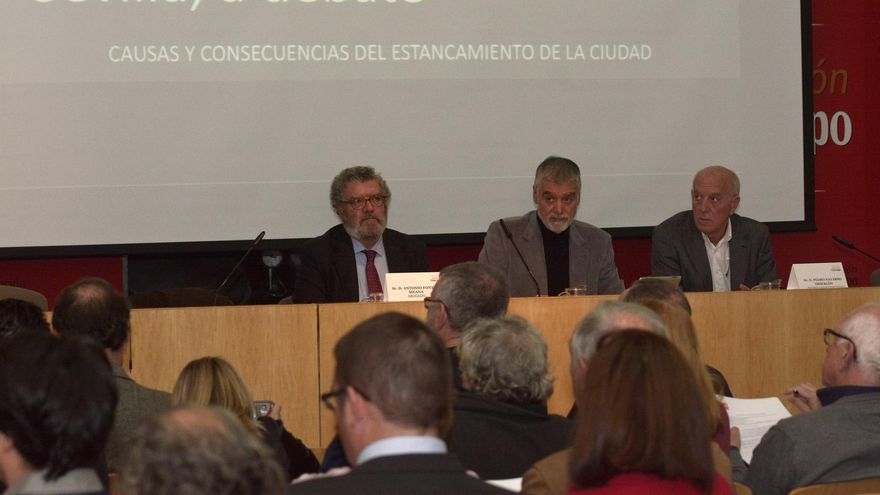 Los participantes en la primera jornada del ciclo ‘Sevilla, a debate’. / Manuel Gómez