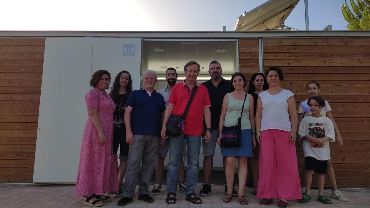 Irene Ruiz (2ª dcha.), con representantes vecinales, ante los nuevos aseos públicos del Parque de la Asomadilla.