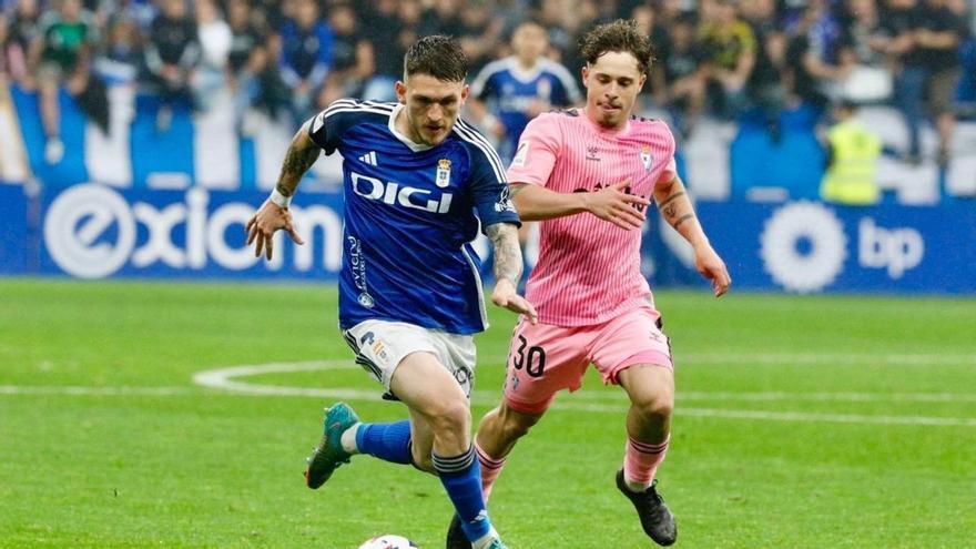 Viti Rozada, atado por la UD Las Palmas para la temporada que viene, perseguido por un jugador del Eibar el sábado pasado