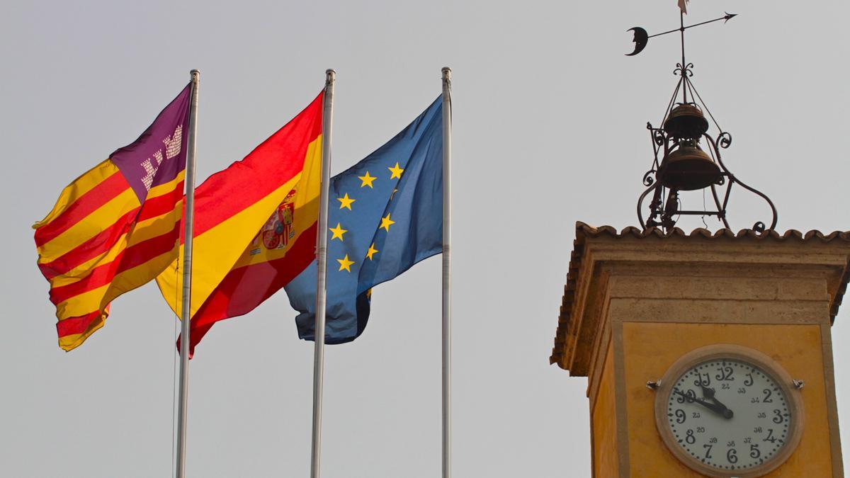 Die Fahnen der Balearen, Spaniens und Europas vor einem öffentlichen Gebäude in Palma.