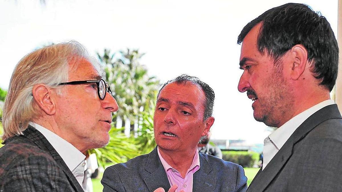 ,Josep Sánchez Llibre (Foment del Treball), Salvador Navarro (CEV) y Ricardo Mur (CEOE Aragón), en un encuentro en Benicarló (Castellón) en 2020. | EL PERIÓDICO