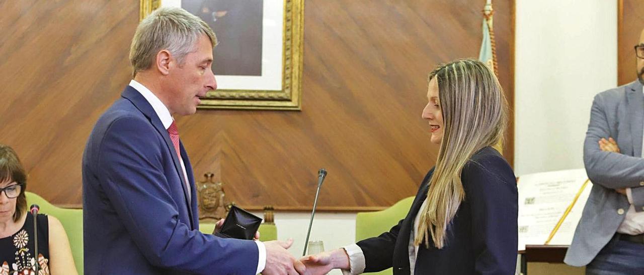 David González y Ana Morell se saludan el día del pleno de investidura.