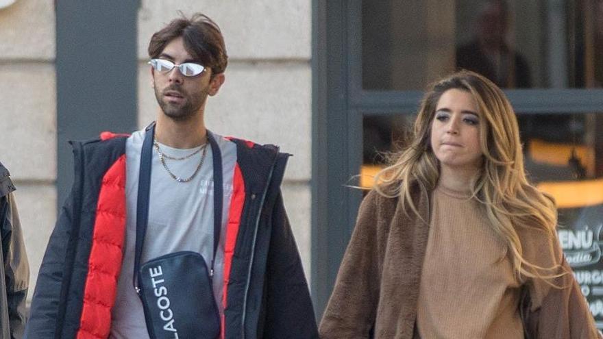 Lola Indigo y Don Patricio de la mano por Madrid