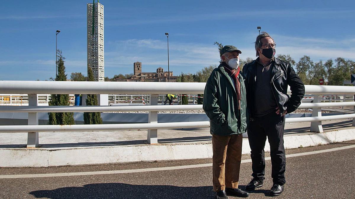 El escultor José Luis Alonso Coomonte (izquierda), junto al alcalde de Zamora, posan ante la nueva pieza instalada en la ciudad.