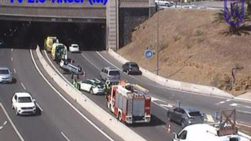 Two Injured After Car Overturns on Tenerife’s TF-2 Highway
