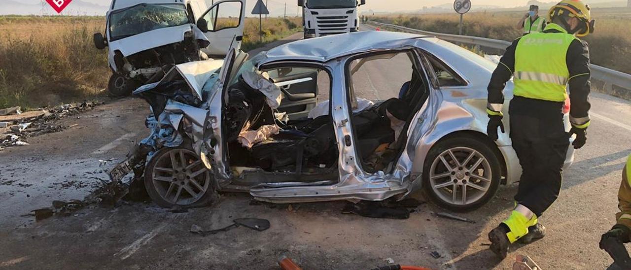 Dos fallecidos y cuatro heridos en un accidente de tráfico en la carretera de Pinoso-Monóvar