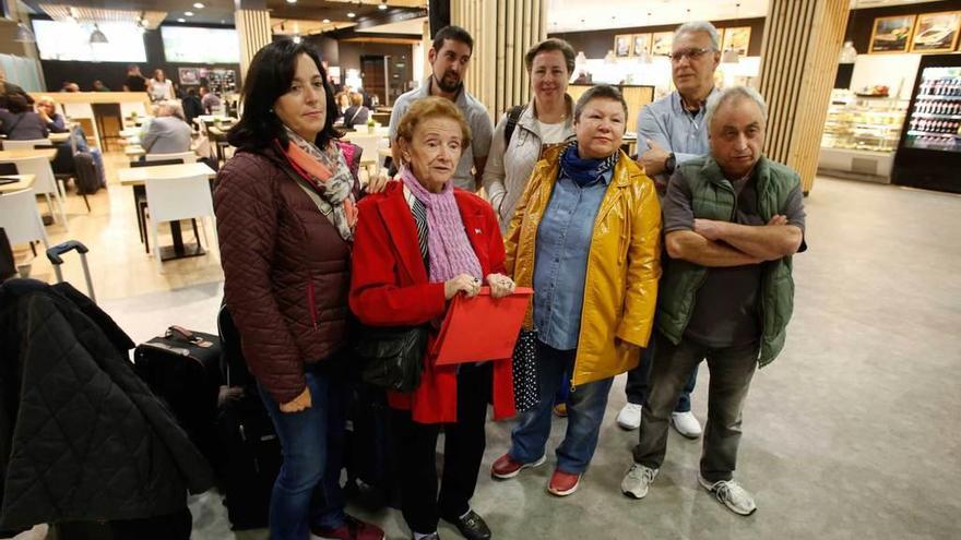 Por la izquierda, en primera fila, Rosa Fernández, Araceli Ruiz, Ninel Orejudo y Manuel Barrio; detrás, por la izquierda, Tomás Carrero (de AGE), María Isabel Alcoba y Francisco Lago Cuesta.