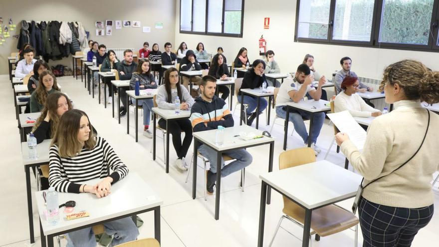 Graduats de Medicina durant l’examen MIR a la Universitat de Saragossa.   | ÁNGEL DE CASTRO