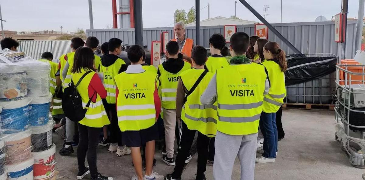 El alumnado del IES Sedaví enuna de sus visitas a la planta de Los Hornillos.