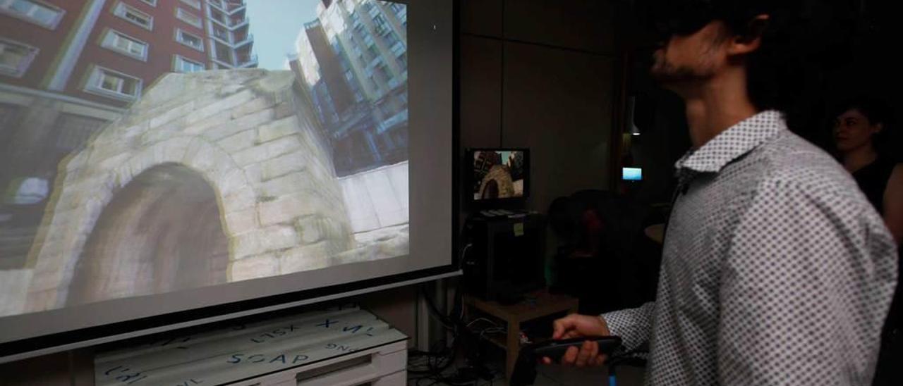 Un técnico del CTIC viendo el proyecto de realidad virtual de la fuente de Foncalada.