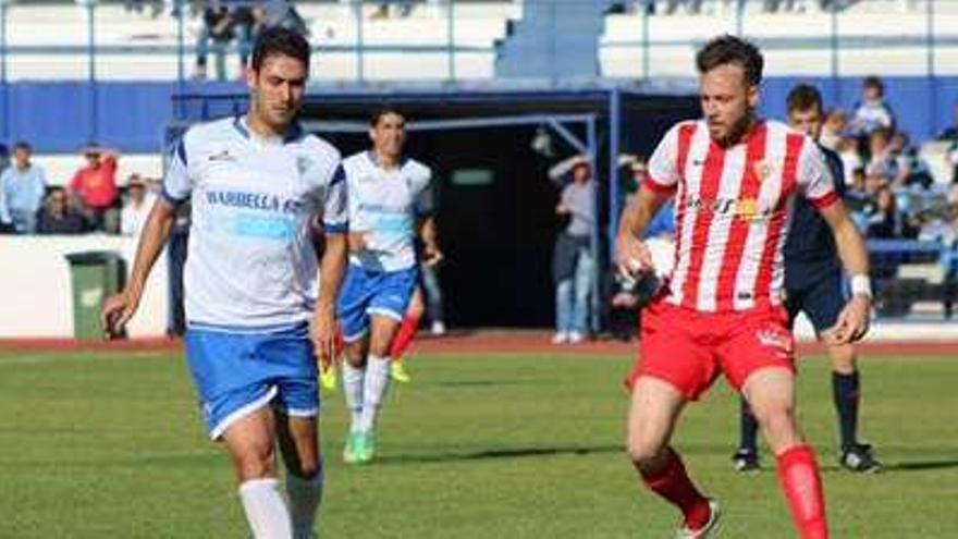 Iosu Villa controla el balón ante un jugador visitante.