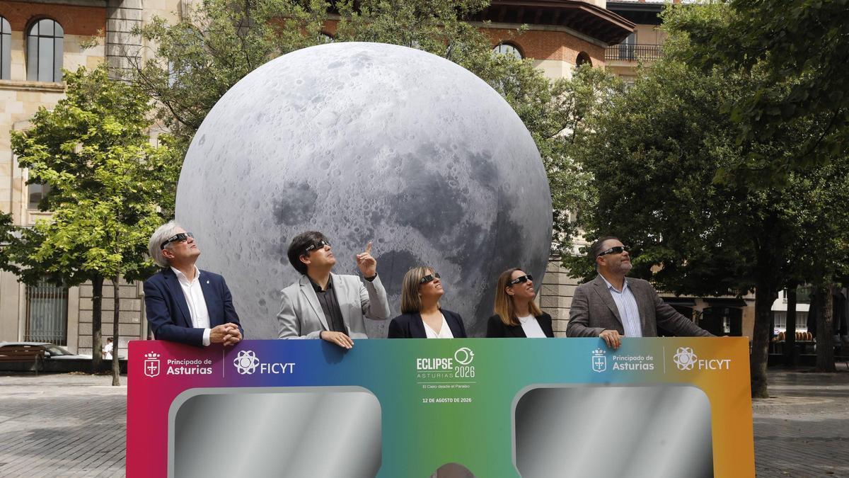 Marcos Niño, Borja Fernández, Gimena Llamedo, Arantza Fernández y el presidente de la Cámara de Comercio de Oviedo, Carlos Paniceres, con las gafas del eclipse, ante el expositor del Principado, en Oviedo.