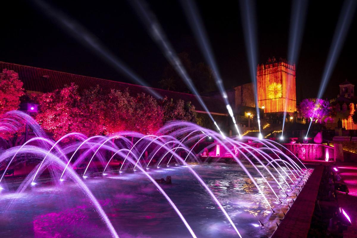 El espectáculo permite descubrir los jardines del Alcázar por la noche.