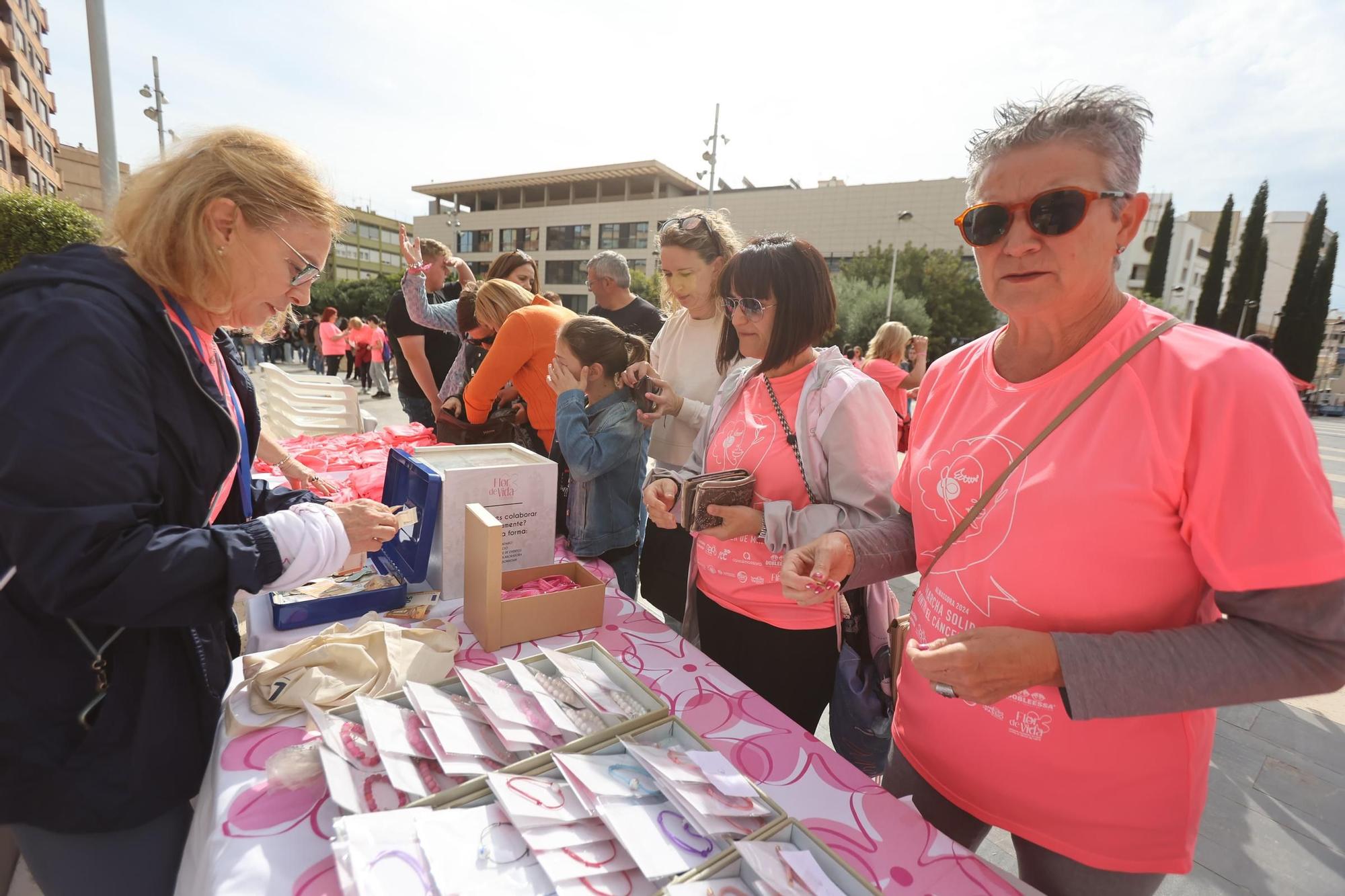 Las imágenes de la Marcha contra el Cáncer de Mama en Almassora