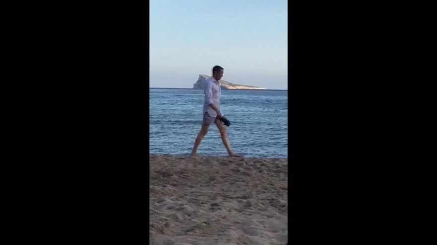 Eduardo Zaplana pasea por la playa de Benidorm