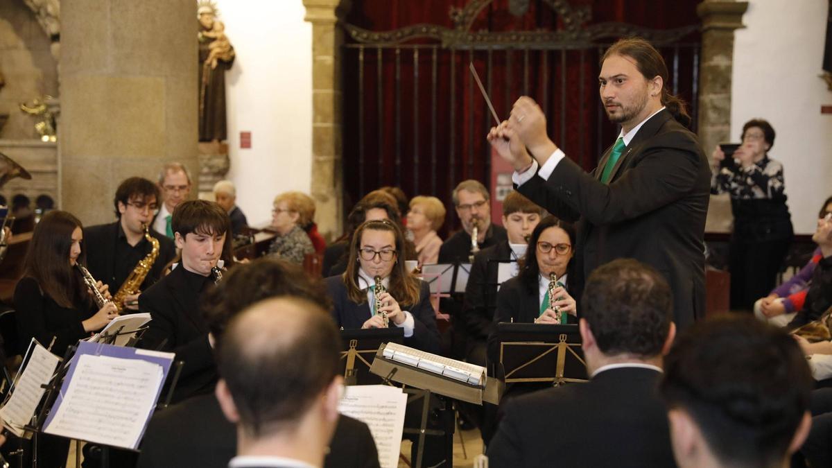 A la derecha, el director de la Banda de Música de Avilés, Xuacu Llaneza, dirigiendo una pieza del concierto.