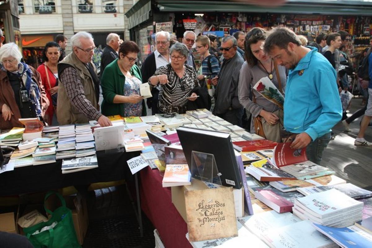 Una parada de libros en la Rambla de Barcelona, este martes por la mañana.