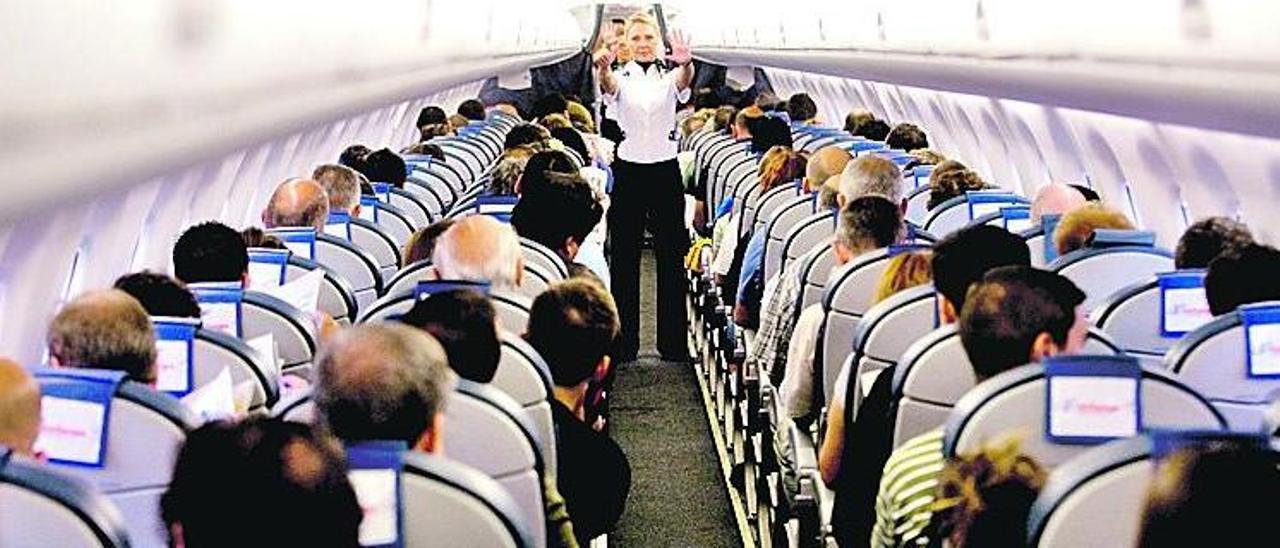 La cabina de un avión Asturias-Madrid, antes de iniciar el despegue.