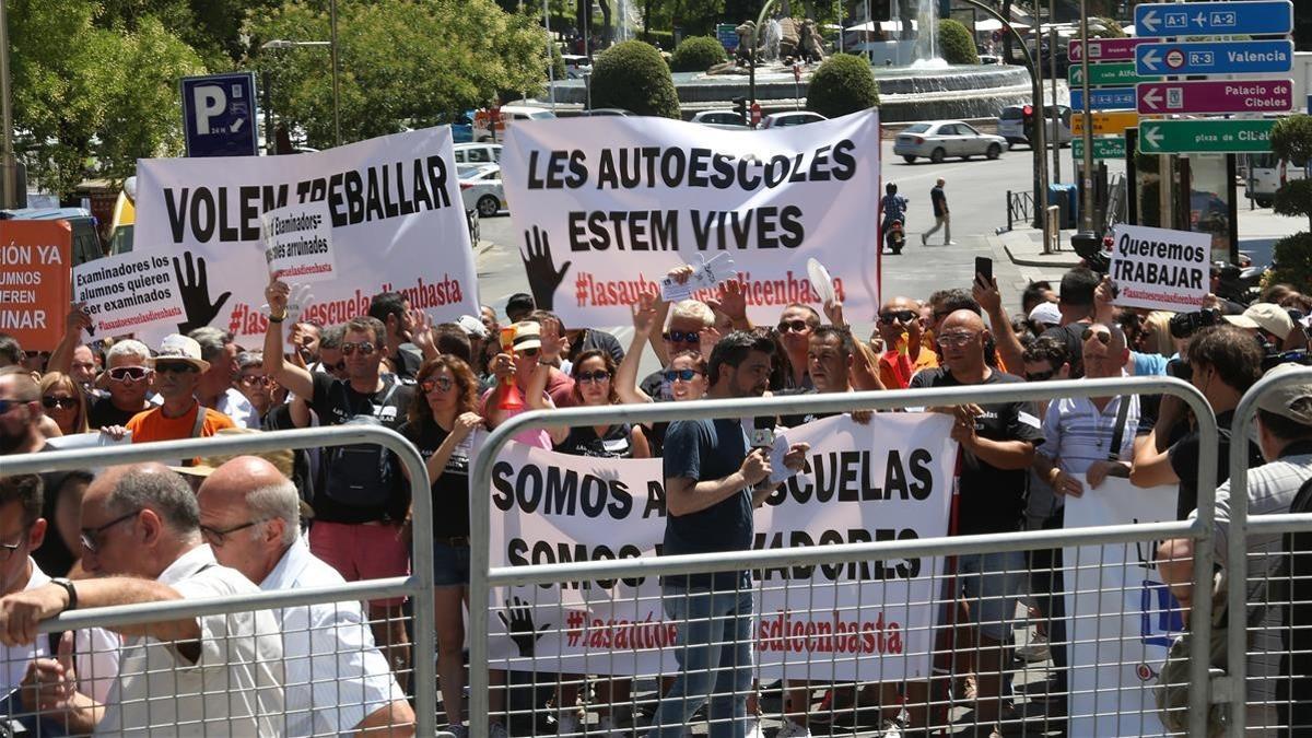 Protesta de trabajadores de autoescuelas en Madrid