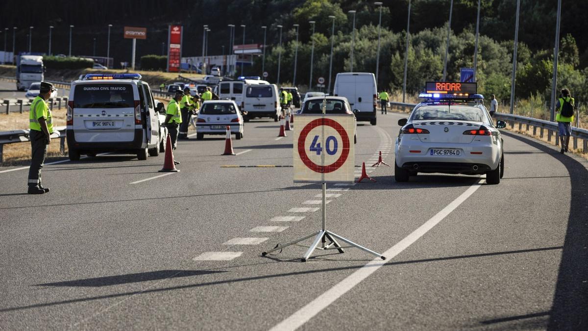 CHOQUE ESTEPONA | Un detenido tras embestir a una patrulla de Tráfico de la Guardia Civil en Estepona