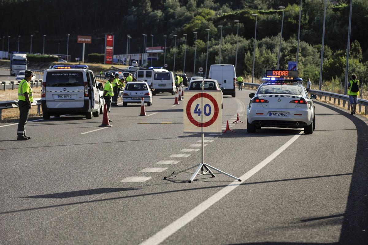 El conductor embistió con el coche que conducía contra una patrulla de Tráfico de la Guardia Civil