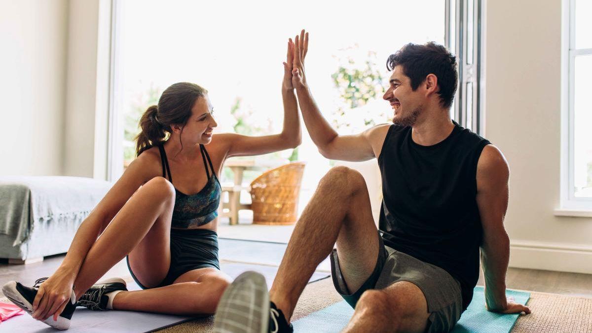 El ejercicio que puedes hacer sin salir de casa y apenas 20 minutos para conseguir un vientre plano