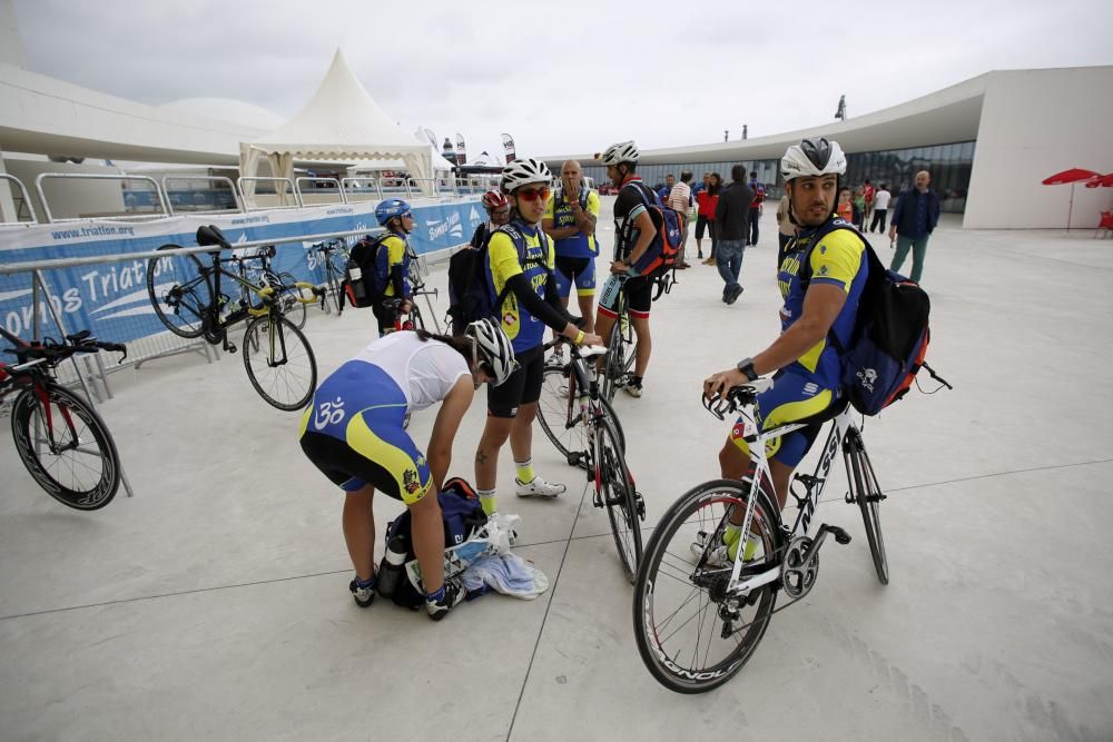 Los participantes en el Mundial de Duatlón toman Avilés