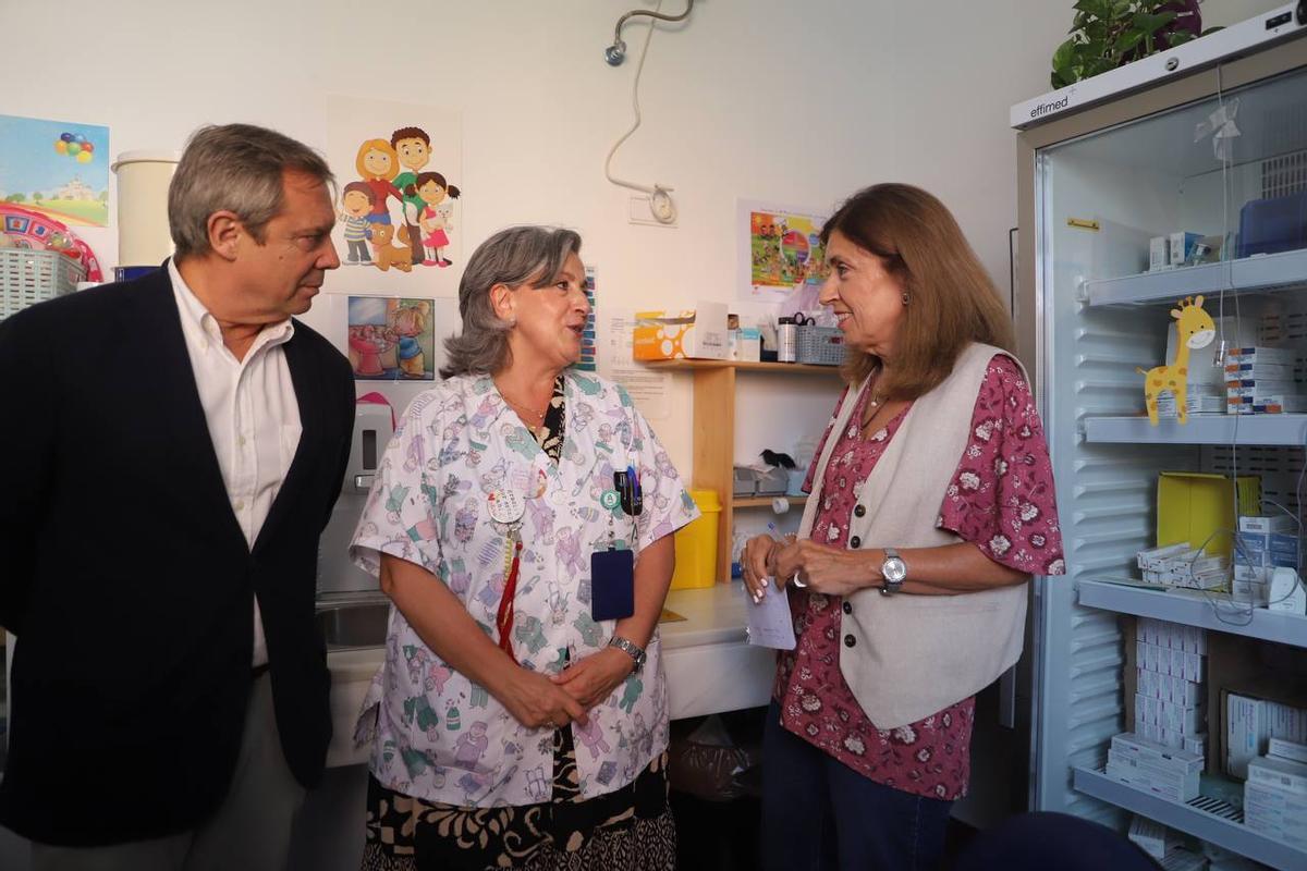 El director del distrito Córdoba-Guadalquivir, Francisco Javier Fonseca, la enfermera María Ángeles Cobo y la delegada de Salud, María Jesús Botella.