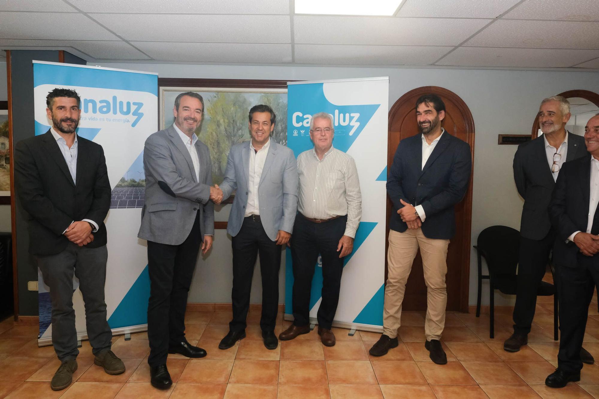 Firma del acuerdo de financiación entre la Comunidad Energética de El Goro y la empresa Libergia-Intecsa
