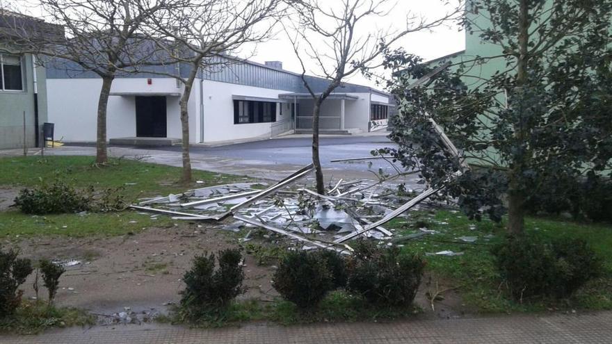 Suspendidas las clases en el colegio de A Laracha por la caída de parte de una cubierta