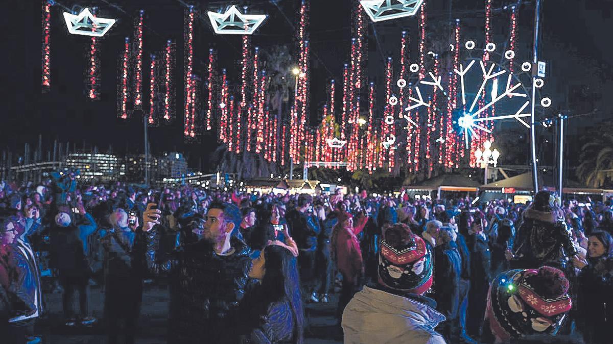 Encesa dels llums de Nadal al Port Vell de Barcelona, que es poden veure cada nit fins al 7 de gener, ahir.