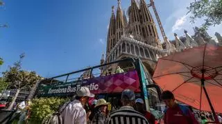 Los cruceristas disparan los viajeros del Bus Turístic