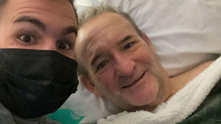 Mariano Águila y su padre, en el hospital. | L. O.