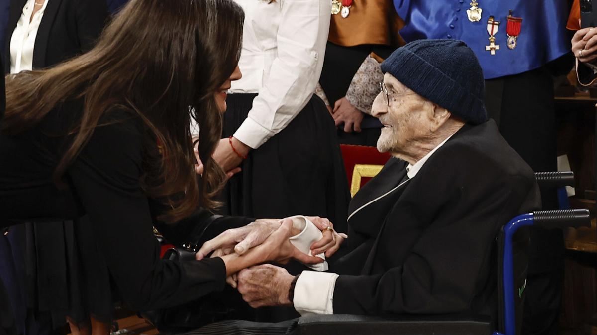 La reina Letizia saluda al escritor Álvaro Pombo, antes de hacerle entrega del Premio Cervantes 2024, este miércoles en el paraninfo universitario de Alcalá de Henares.