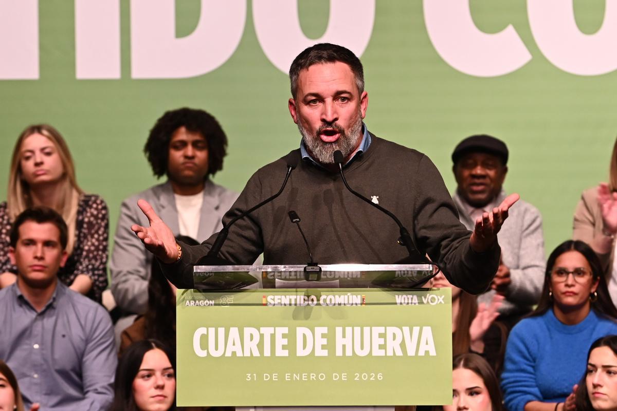 El presidente de Vox, Santiago Abascal, interviene durante la clausura del acto de campaña.