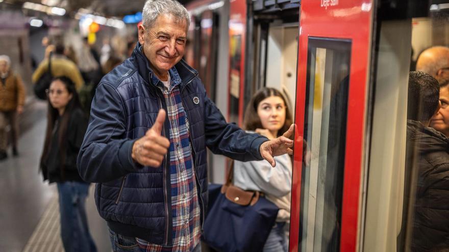 L'exjugador de bàsquet internacional Andrés Jiménez, al metro de Barcelona.