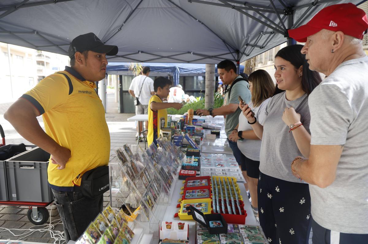 Valencia. Plaza de Brujas Reportaje de coleccionistas de cromos del mundial de fútbol Los domingos por la mañana los aficionados a las colecciones de cromos se dan cita en los alrededores de el Mercado Central Aficionados al fútbol y coleccionistas acuden para intercambiar cromos junto a puestos de vendedores profesionales de las colecciones de cromos. El mercado de cromos está en alza en general y el tirón del mundial de fútbol de USA Mexico y Canadá hace crecer la afición por la colección del momento. VLC