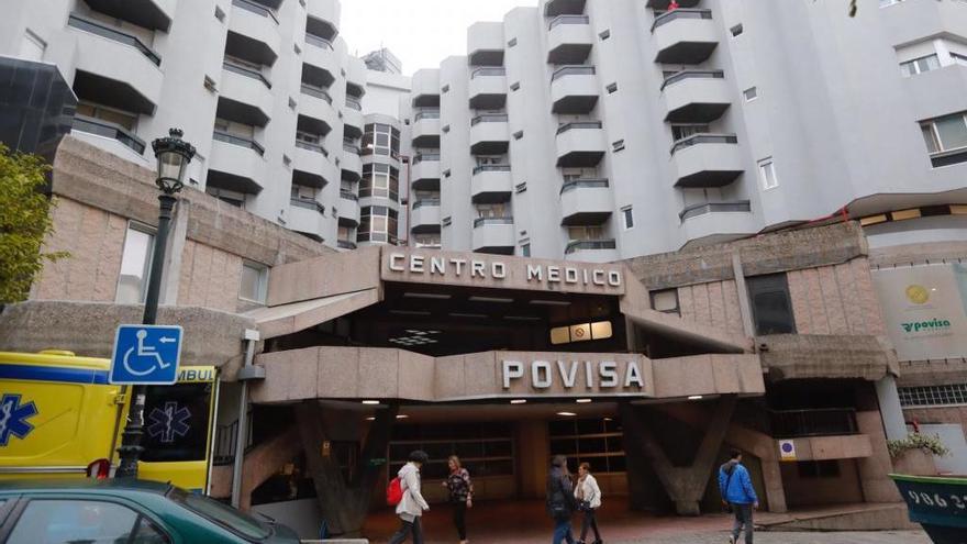 Acceso principal del hospital Povisa. // J. Lores