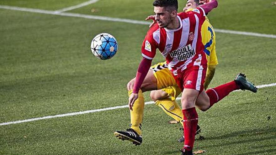 Uri Santos, en un enfrontament la temporada passada amb el Girona C.