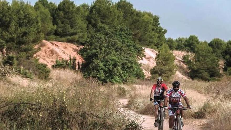 Dos ciclistas por el paraje de Les Moles de Paterna.