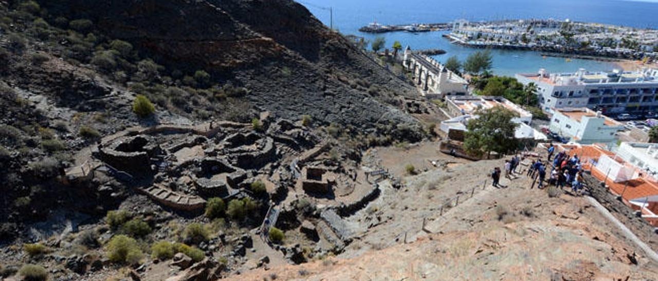 Yacimiento de la Cañada de los Gatos en primer término y al fondo el puerto de Mogán, ayer.