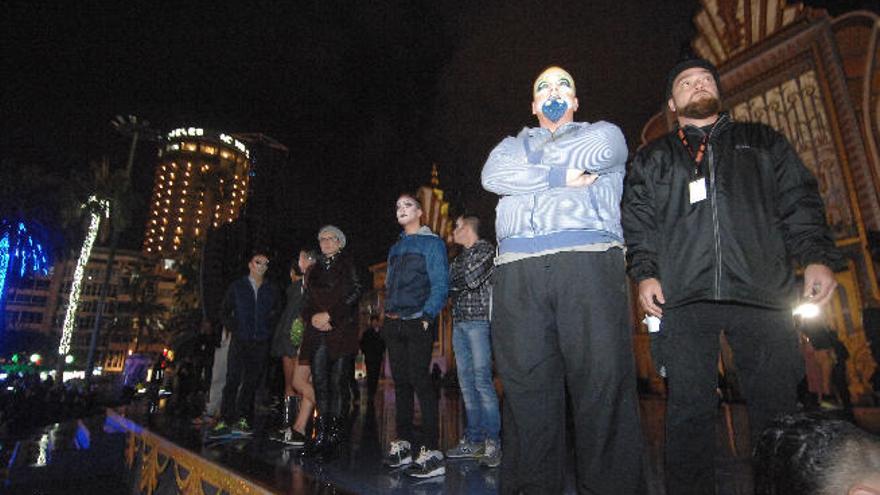 Drags aspirantes junto a personal de la organización del Carnaval, sobre el escenario a oscuras tras el apagón por la lluvia del viernes.