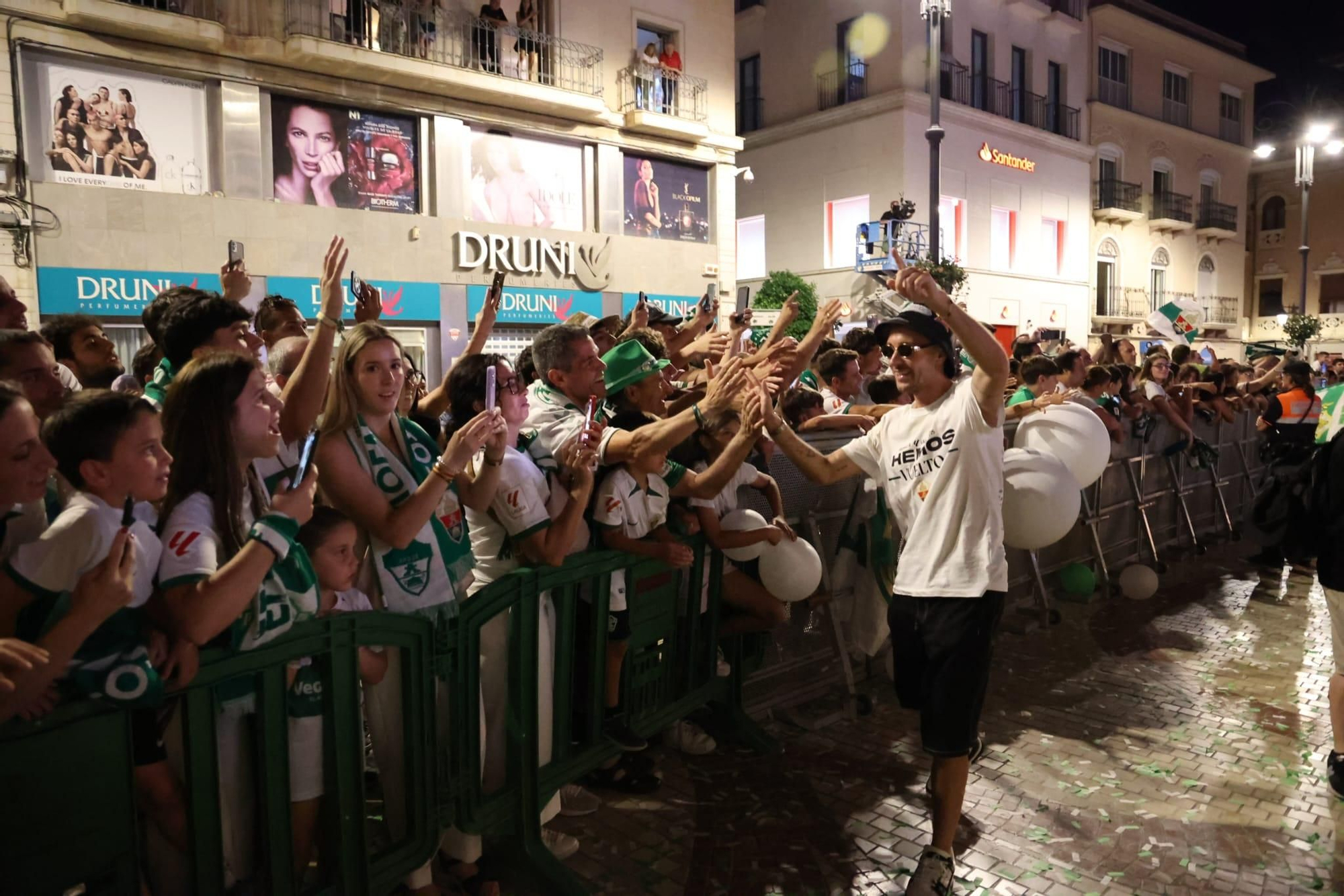 El Elche CF celebra el ascenso a Primera con una rúa en autobús hasta la Plaça de Baix