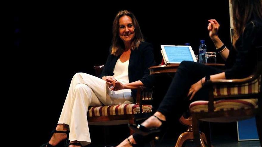 María Dueñas, a la izquierda, junto a la presentadora, Ana Francisco.