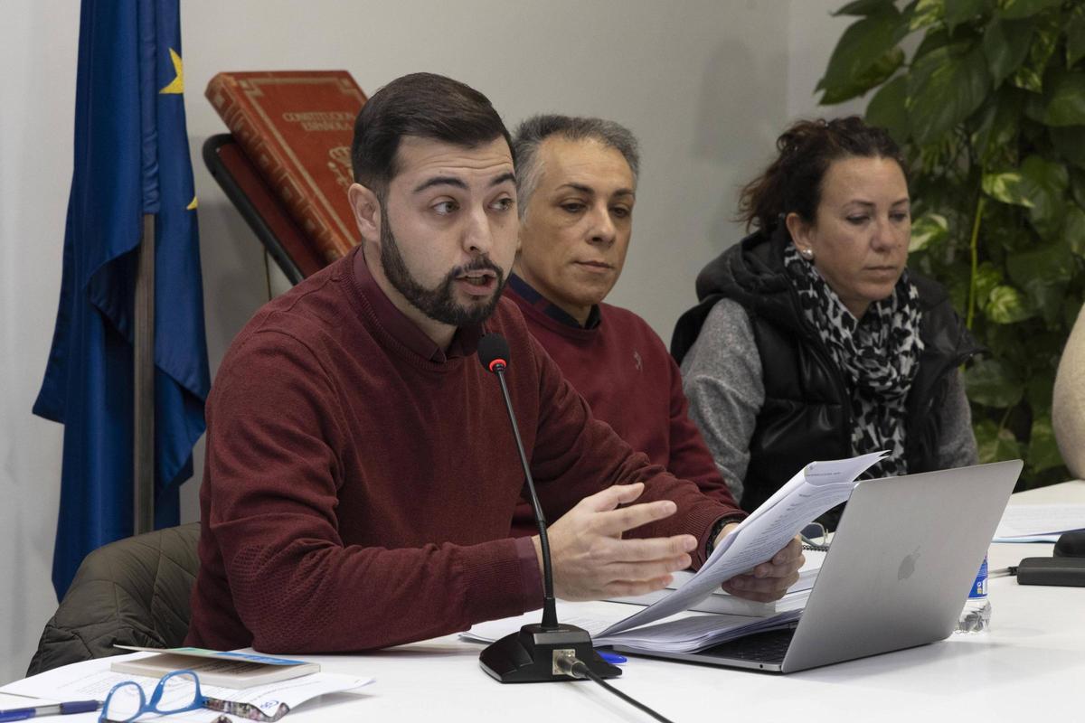El portavoz del PP, Óscar Bataller, durante su parlamento en el pleno de la Pobla del Duc.