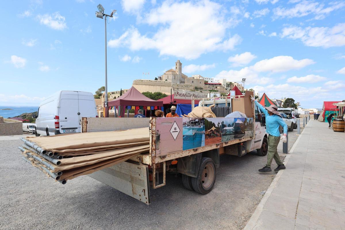 Trabajadores preparan los puestos del baluarte de Santa Lucía
