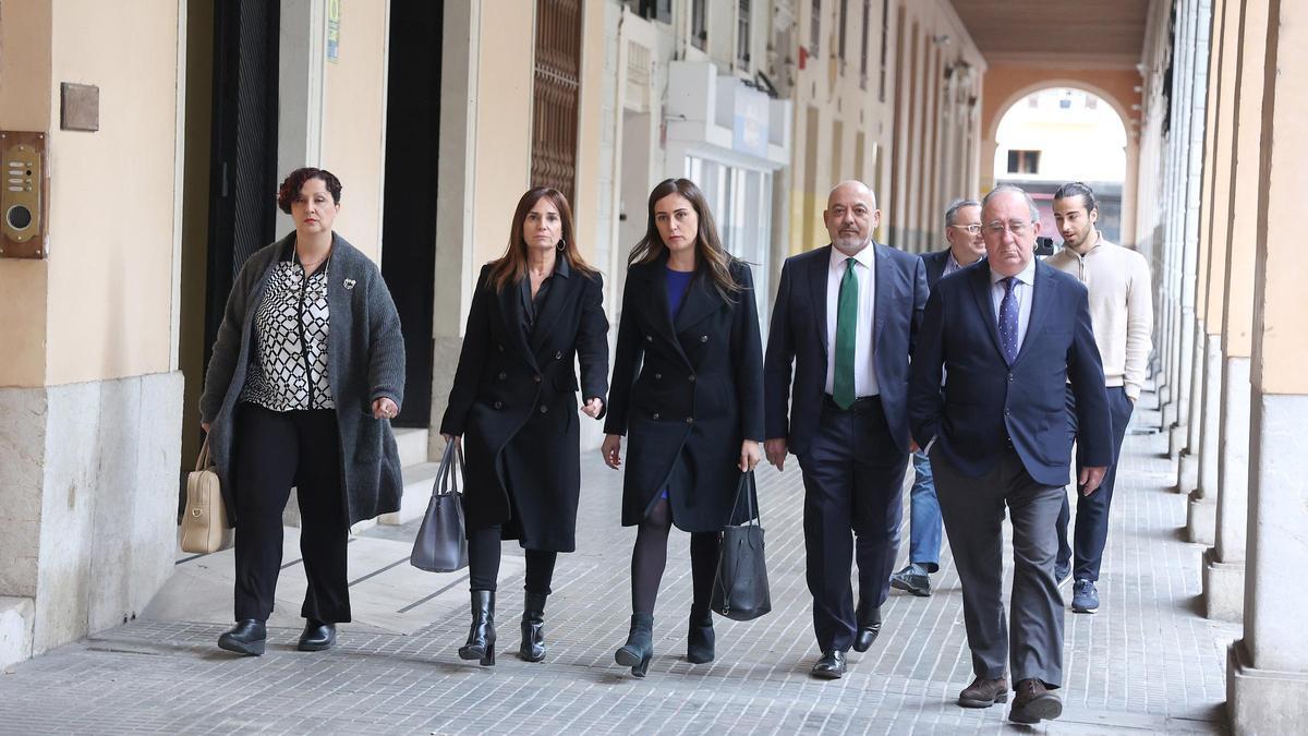 Die Vox-Delegierten vor dem Balearen-Parlament.