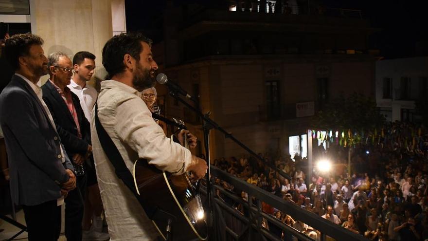 Joan Dausà fent el pregó cantat des del balcó de l&#039;Ajuntament.