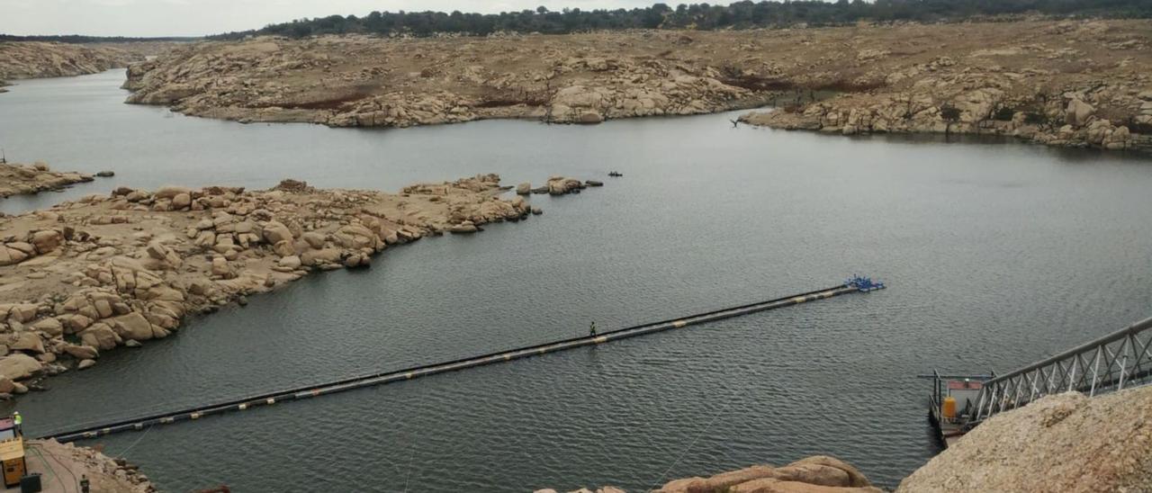 Captación provisional instalada en el embalse de Almendra para garantizar abastecimiento a la comarca de Sayago cuando baje el nivel. | Lorenzo Ferrero