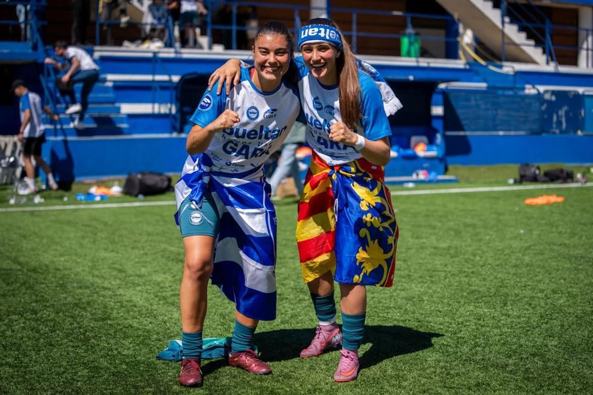 Raquel Gil con la bandera de la Comunitat Valenciana en la celebración del ascenso